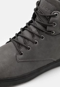 Pier One Baskets Montantes Pas Cher Baskets & Sneakers Rond Homme -Pier One Boutique cf2d50cc80484f929bba64328e6396ad