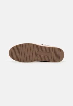 Pier One Prix Incroyables Baskets Montantes Baskets & Sneakers Rond Homme 10 Pier One Prix Incroyables Baskets Montantes Baskets & Sneakers Rond Homme -Pier One Boutique e5eebdb394684b3db660132f5a09d80b
